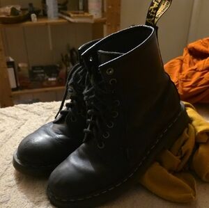 Dr. MARTEN Black Lace Up.